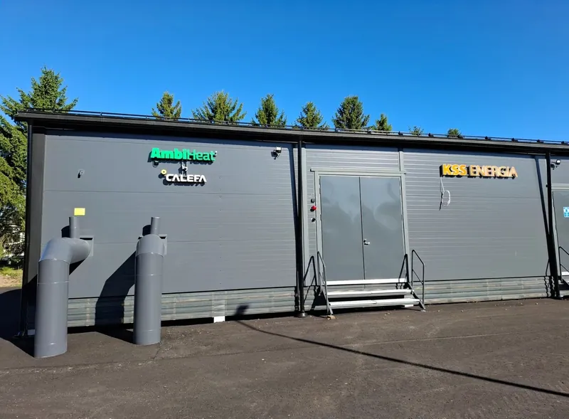 Calefan AmbiHeat-lämpöpumppulaitos KSS Energian tunnuksin Kouvolan Mäkikylässä