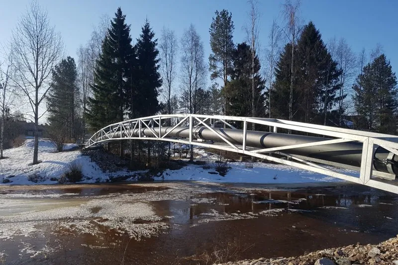 Kaukolämpöjohdon putkisilta joen yli
